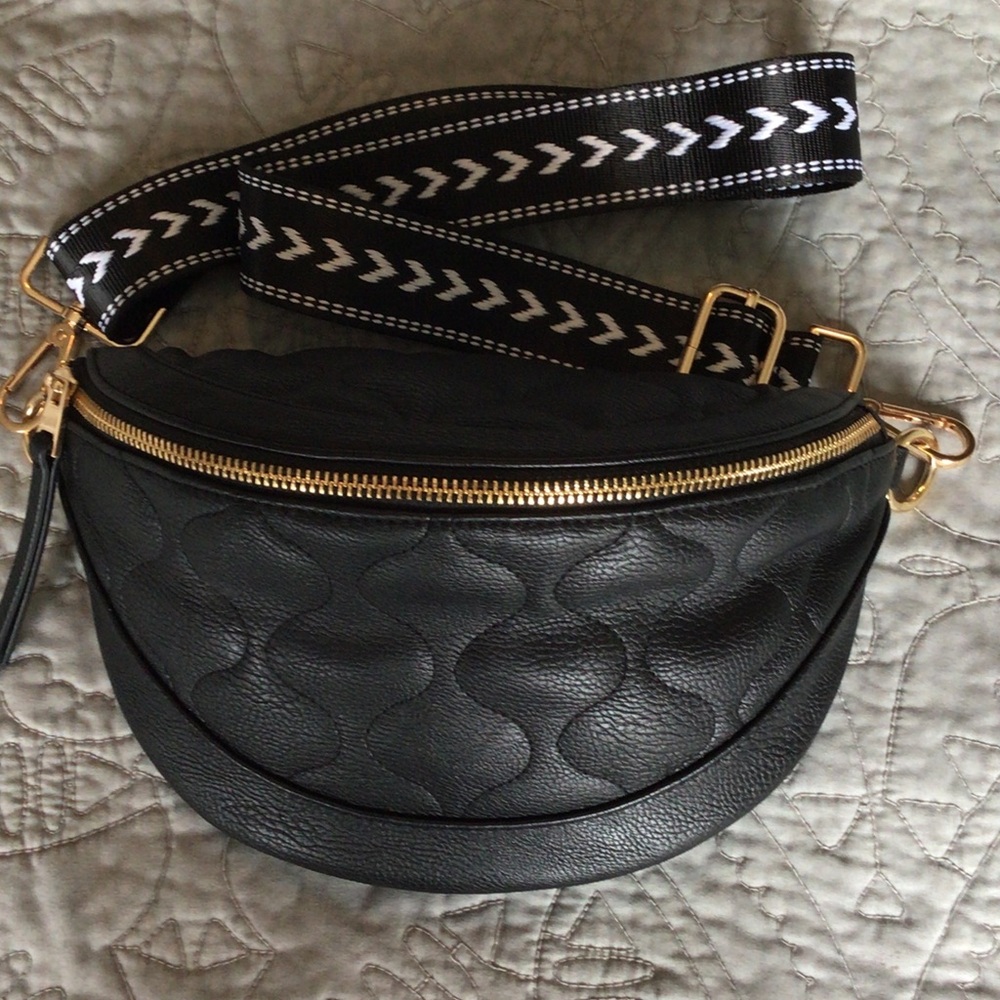 Universal Thread Black Textured Crossbody Bag